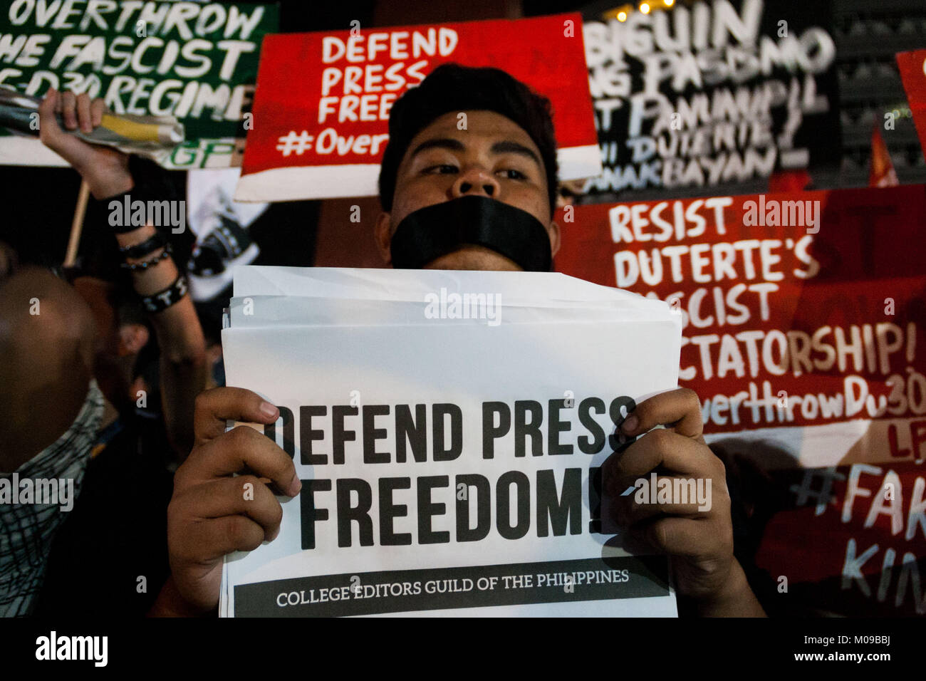 Manila, Filippine. Xix gen, 2018. Gli operatori dei media e university press organizzazioni tenute un venerdì nero la protesta contro la presunta limitazione della libertà di stampa da parte della amministrazione Duterte. La protesta era entrato a far parte del personale di Rappler, un online news outfit la cui licenza di esercizio è stata recentemente revocato dalla Securities and Exchange Commission per presunta violazione di proprietà estera clausola. La rete Omidyar è un investitore di Rappler. Credito: J Gerard Seguia/ZUMA filo/Alamy Live News Foto Stock