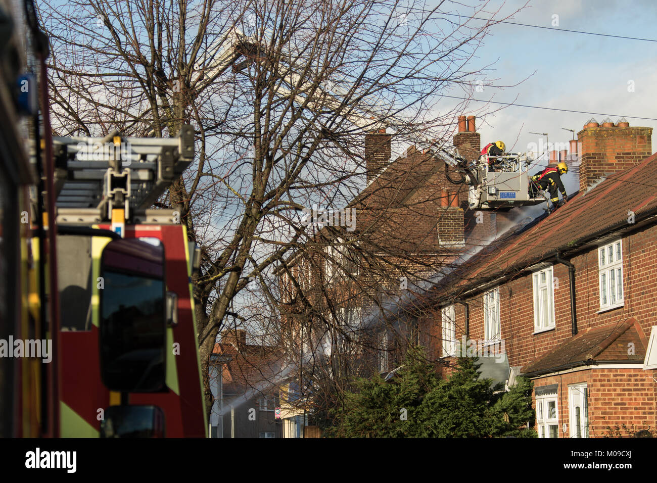 Dagenham, Regno Unito. Venerdì 19 Gennaio 2018. Dagenham - casa di fuoco 19 gennaio 2018 otto motori Fire e 58 vigili del fuoco e i funzionari hanno partecipato a un incendio in una casa a schiera in Lodge Avenue, Dagenham questo pomeriggio. Il piano terra, primo piano e il tetto sono stati completamente distrutti dal fuoco. La metà del tetto dell'unita proprietà confinanti è stato danneggiato anche da Blaze. La brigata era chiamato a 1401 e il fuoco era sotto controllo dal 1529. Credito: Hot Shots/Alamy Live News Foto Stock