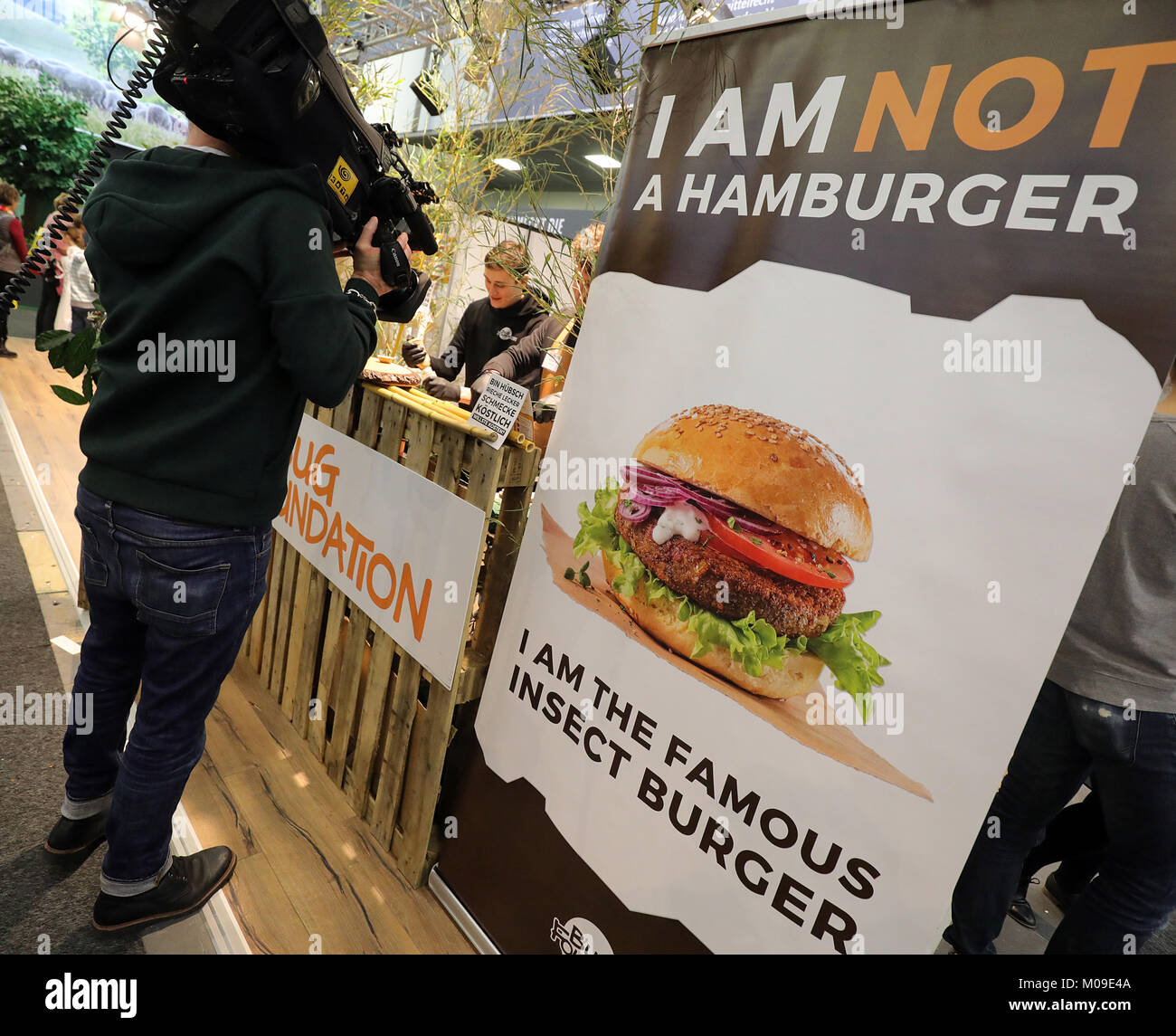 Berlino, Germania. Xix gen, 2018. Un segno per il media pubblicizza hamburger di insetto, realizzato da terra mealworms importati dai Paesi Bassi, all'ottantatreesimo International alla Settimana verde di Berlino, Germania, 19 gennaio 2018. Quest'anno la Settimana Verde si svolgerà dal 19 - 28 gennaio 2018 nei padiglioni sotto la torre della radio. Credito: Wolfgang Kumm/dpa/Alamy Live News Foto Stock