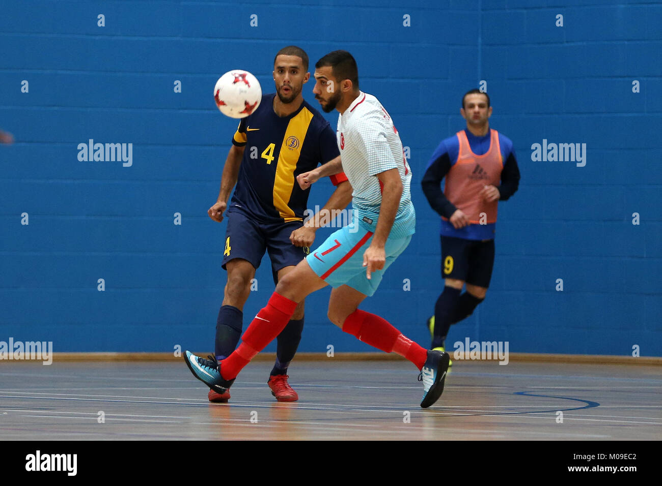 Cardiff, Regno Unito. Xix gen, 2018. Sordi Futsal al campionato europeo di qualificazione del torneo. azione dalla Svezia v Turchia (in bianco) corrispondono a Cardiff Metropolitan University, a Cardiff, nel Galles del Sud Venerdì 19 Gennaio 2018. pic tramite carta di credito: Andrew Orchard/Alamy Live News Foto Stock