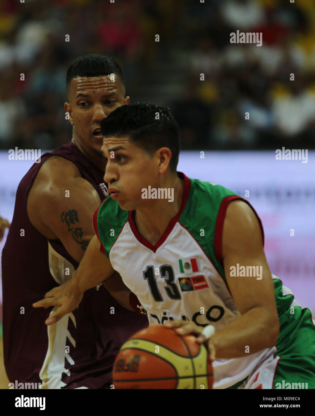 Caracas, Distrito Capital, Venezuela. Il 30 agosto, 2013. Agosto 30, 2013.Orlando Mendez (f) del Messico è contrassegnato da Rafael PÅ½rez (i) del Venezuela, durante la partita della prima fase della FIBA Americas Basket pre Coppa del Mondo 2013, a Caracas, Venezuela. Foto: Juan Carlos Hernandez Credito: Juan Carlos Hernandez/ZUMA filo/Alamy Live News Foto Stock