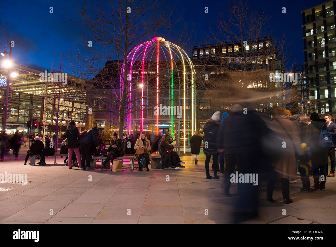 Londra, Regno Unito. Xix gen, 2018. Posizioni intorno a Kings Cross London includono spettacolari giochi di luce creati da world-class artisti e disegno a grandi folle. IFO (identificato oggetto volante) è Jacques rivale della birdcage a Battle Bridge Place in Kings Cross, acceso in colori al neon. Credito: Malcolm Park/Alamy Live News. Foto Stock