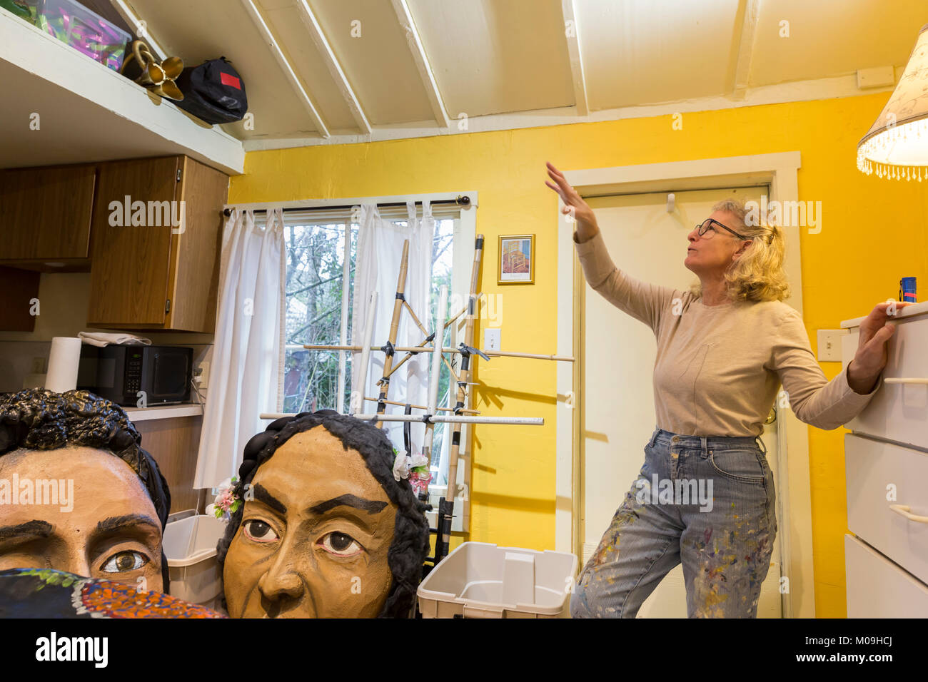 Seattle, Washington, Stati Uniti d'America. Xix gen, 2018. La norma Baum al lavoro nel suo studio di Ballard preparando per il Seattle donna MARZO 2.0. Insieme a un team di volontari ha creato una collezione di marionette di donne per la Womxn originale del marzo a Seattle nel 2017. Soprannominato "custodi", marionette rappresentano correnti e storici di figure femminista compresi Dolores Huerta, Rosa Parks e Helen Keller. Le donne di Seattle del marzo 2.0 è un rally organizzato e seguire fino all'originale Womxn del marzo a Seattle. Credito: Paolo Christian Gordon/Alamy Live News Foto Stock