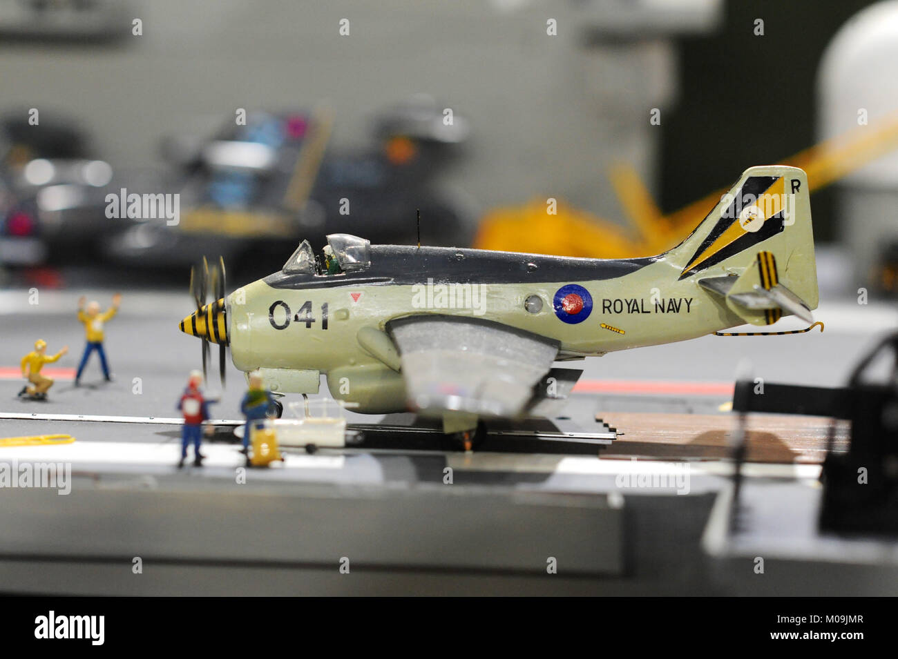 Londra, Regno Unito. Xix gen, 2018. Un modello di un Fairey Gannet AEW.3 anti-guerra sottomarina di aeromobili (con lame rotanti) sul 3.8m/12,5 ft, 1:72 modello in scala della nave ammiraglia portaerei HMS Ark Royal sul display al modello di Londra Engineering mostra, Alexandra Palace di Londra. La portaerei del modello e di tutti i relativi aeromobili furono costruite da David Fortey (Royal Navy veterano) nel corso di un periodo di 25 anni utilizzando l'originale Ministero della Difesa costruttori piani. Credito: Michael Preston/Alamy Live News Foto Stock