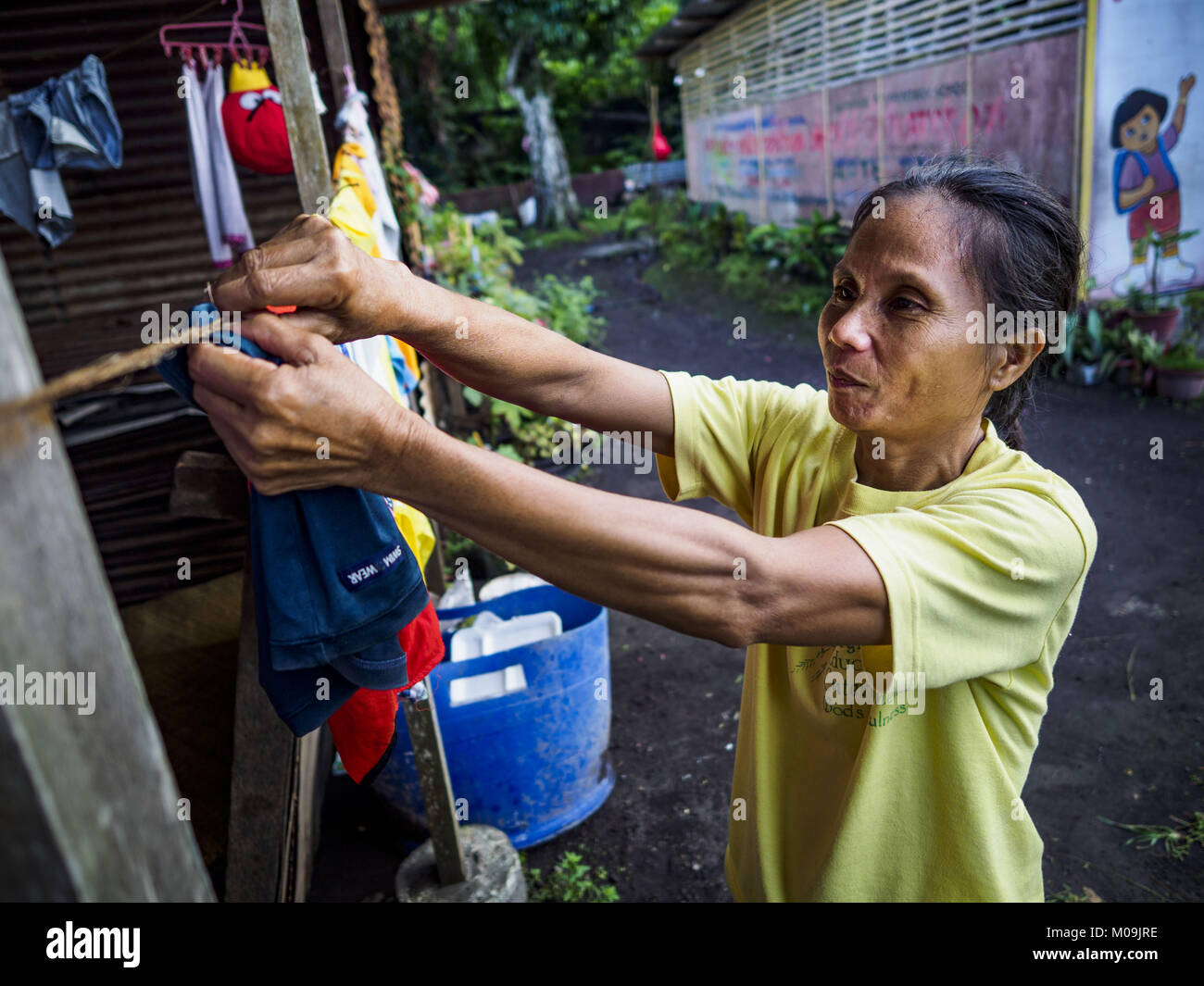 Camalig, Albay, Filippine. Xx gen, 2018. ARLENE NAGA pende il suo servizio lavanderia al Barangay Cabangan evacuee rifugio in una scuola in Camalig. Ci sono circa 650 persone che vivono presso lo shelter. Non sarà consentito di spostarsi a ritornare alle loro case fino a quando i funzionari di determinare che il vulcano Mayon è sicuro e non rischia di scoppiare. Più di 30.000 persone sono state evacuate dalle comunità sul vicino al vulcano Mayon nella provincia di Albay nelle Filippine. La maggior parte degli sfollati sono stare a scuola nella comunità al di fuori della zona di evacuazione. Credit: Jack Kurtz/ZUMA filo/Alamy Live News Foto Stock