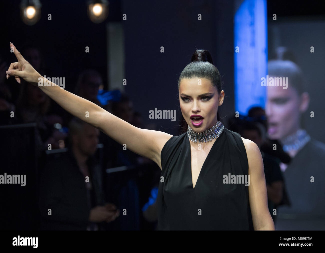 Berlino, Germania. 18 gennaio, 2018. Modello brasiliano Adriana Lima (Victoria's Secret) presenta una creazione di moda come lei cammina attraverso la passerella durante il Maybelline Urban Catwalk Show al Mercedes-Benz della settimana della moda a Berlino, Germania, 18 gennaio 2018. Credito: Soeren Stache/dpa/Alamy Live News Foto Stock