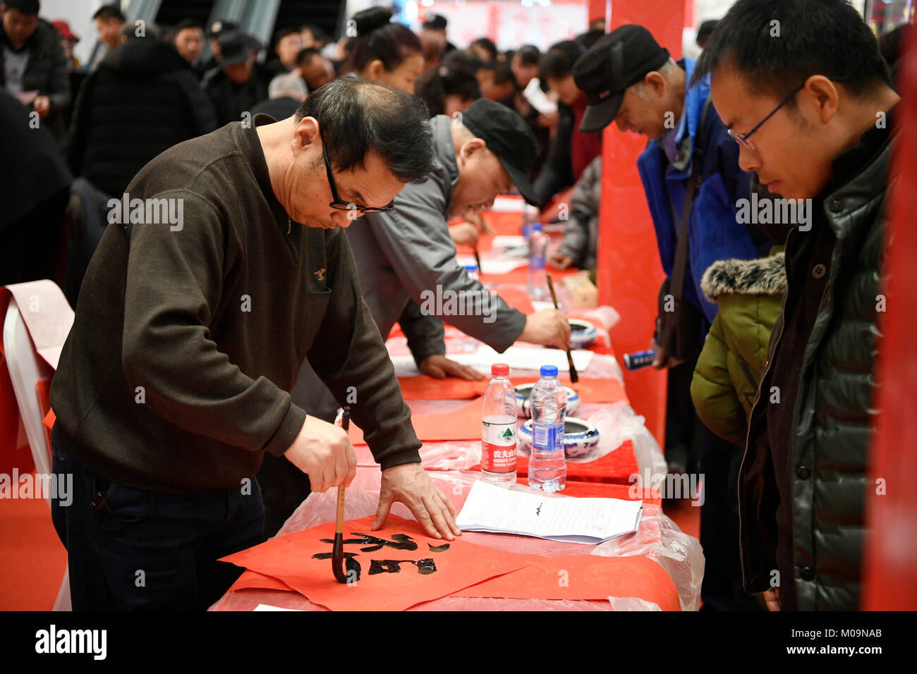 Yinchuan. Xx gen, 2018. Calligrafi locali scrivere primavera baciata durante una fiera a Yinchuan, nel nord della Cina di Ningxia Hui Regione autonoma, 20 gennaio 2018, anche il grande freddo (Dahan) termine solare del calendario lunare cinese Credito: Wang Peng/Xinhua/Alamy Live News Foto Stock