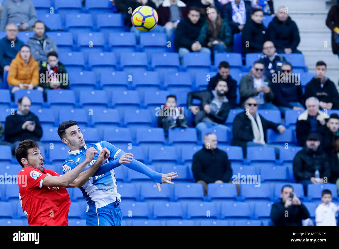 Cornella del Llobregat, Spagna. 18 gennaio, 2018. RCDE Stadium, Cornella del Llobregat, Barcelona, Spagna. Franco Vazquez e Mario Hermoso lottare per un' antenna ball durante la Liga match del ventesimo turno tra RCD Espanyol v Sevilla FC a RCDE Stadium on gennaio 21, 2018 in Carmella del Llobregat, Barcelona, Spagna. Credito: G. Loinaz/Alamy Live News Foto Stock