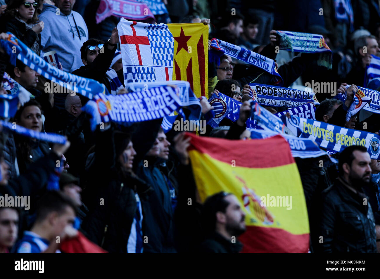 Barcellona, Spagna. Xx gen, 2018. Il 20 gennaio 2018, Cornella-El Prat, Cornella de Llobregat, Barcellona, Spagna; La Liga calcio, Espanyol versus Sevilla; un catalano independentist bandiera e una bandiera spagnola Credito: UKKO Immagini/Alamy Live News Foto Stock