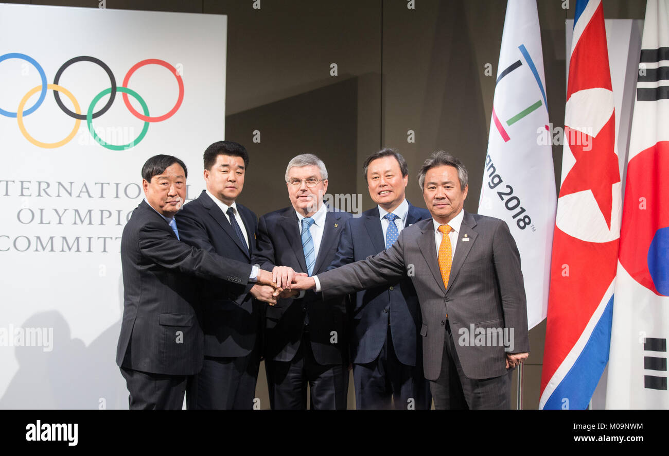 (180120) -- Losanna, Gennaio 20, 2018 (Xinhua) -- Lee Hee-beom, presidente della PyeongChang Comitato organizzatore per il 2018 Giochi Olimpici e Paraolimpici Invernali (POCOG), la Repubblica popolare democratica di Corea (RPDC)'S Comitato Olimpico presidente e ministro dello sport Kim Il Guk, Comitato internazionale olimpico (CIO) Presidente Thomas Bach, la Corea del Sud del ministro dello sport Fare Jong-hwan e la Corea del Sud del Presidente del Comitato Olimpico Nazionale (NOC) Lee Kee-heung (da L a R) agitare le mani durante una cerimonia dopo un quattro-parte incontro presso la sede del CIO a Losanna, Svizzera, gen 20, 201 Foto Stock