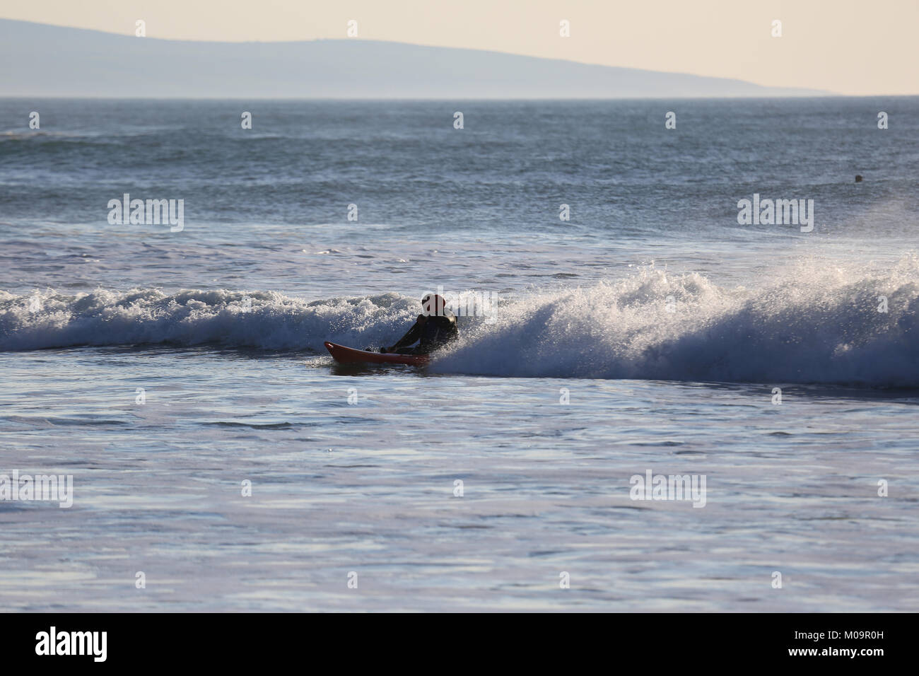 Surfer fuori la navigazione sul selvaggio modo atlantico Foto Stock