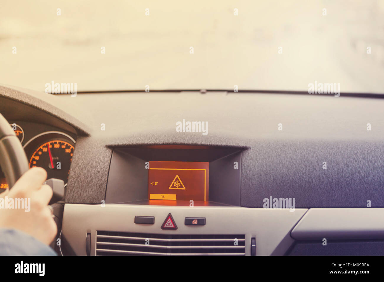 Strada sdrucciolevole avvertenza sul display per auto, auto interno punto di vista Foto Stock