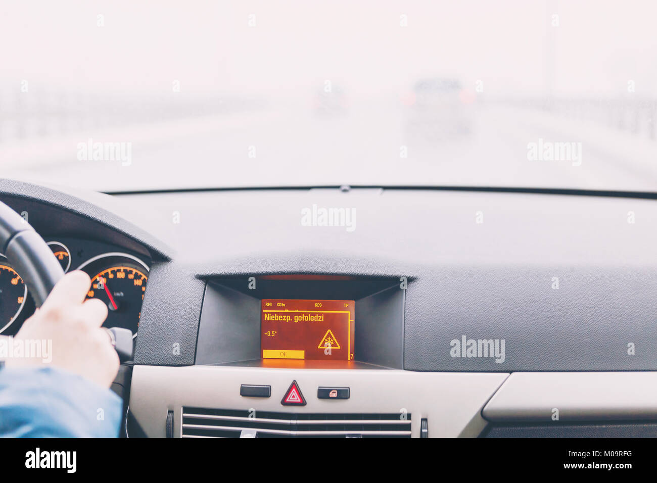 Strada sdrucciolevole avvertenza sul display per auto, auto interno punto di vista Foto Stock