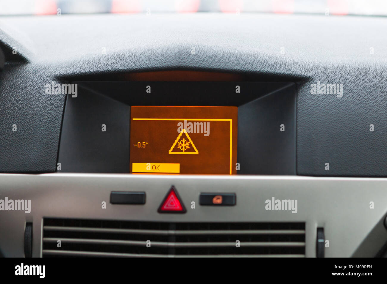 Strada sdrucciolevole avvertenza sul display per auto, auto interno punto di vista Foto Stock