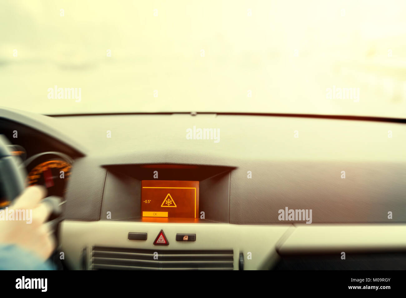 Strada sdrucciolevole avvertenza sul display per auto, auto interno punto di vista Foto Stock
