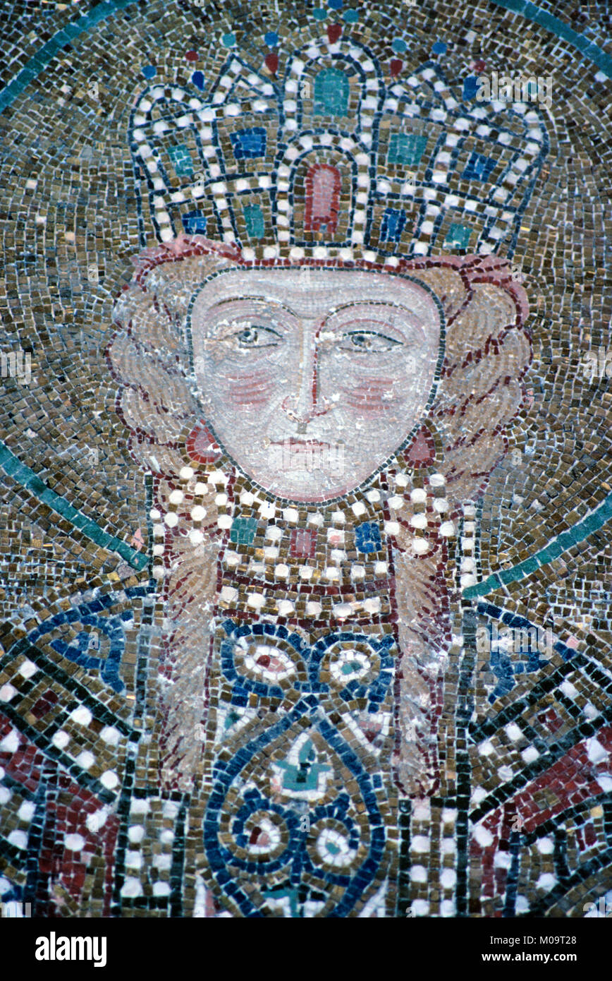 Mosaico bizantino o Ritratto di imperatrice bizantina Irene di Atene (C752-803) regnò 797-802, nel sud Galleria di Hagia Sophia Chiesa museo, Sultanahmet, Istanbul, Turchia Foto Stock