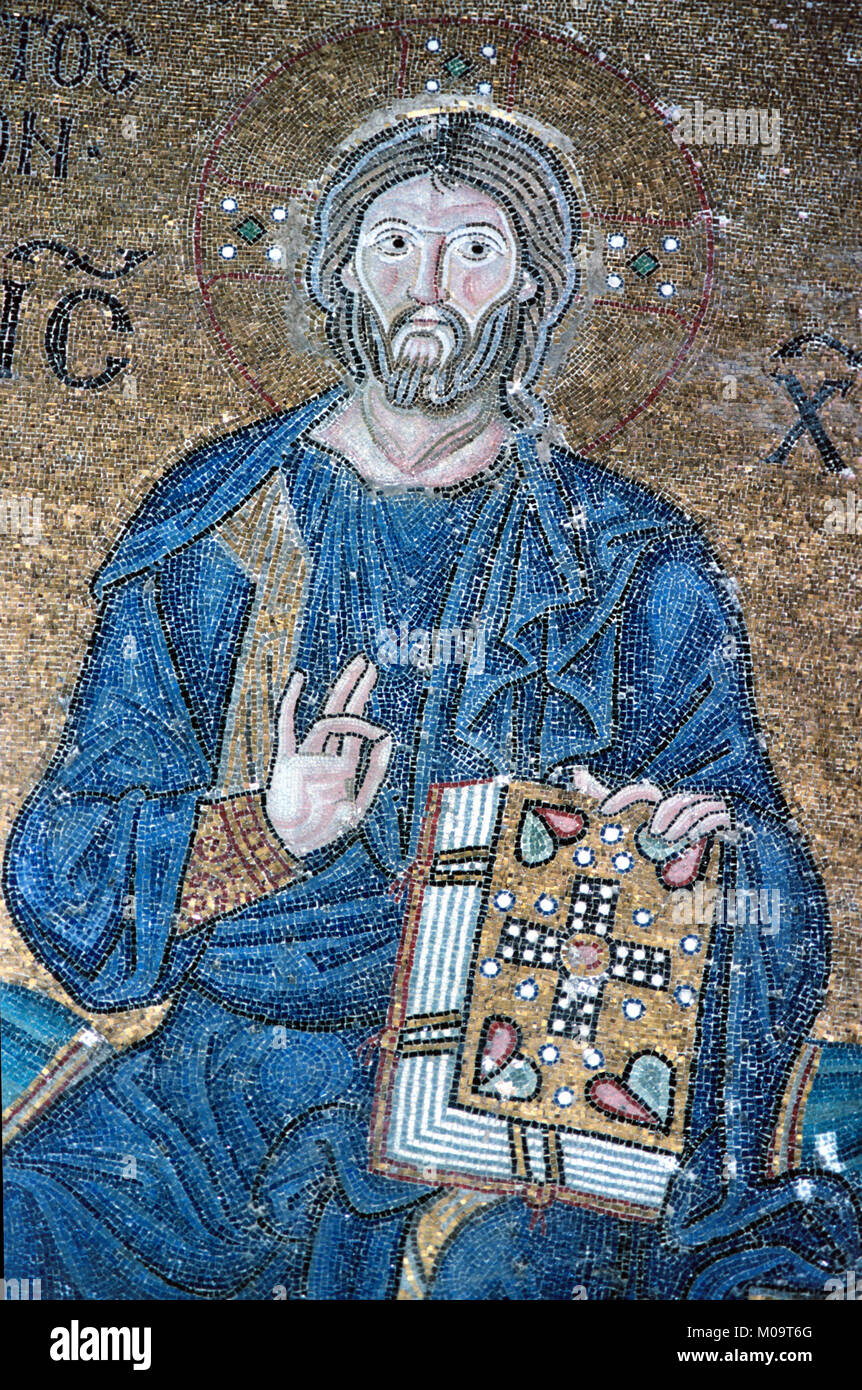 Mosaico bizantino di Gesù Cristo in possesso di una Bibbia o il libro dei Vangeli in Hagia Sophia Chiesa museo, Sultanahmet, Istanbul, Turchia Foto Stock