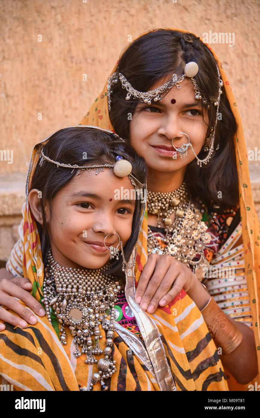 Il Maharani sorelle in posa per la fotocamera in Jaisalmer, Rajasthan, India Foto Stock