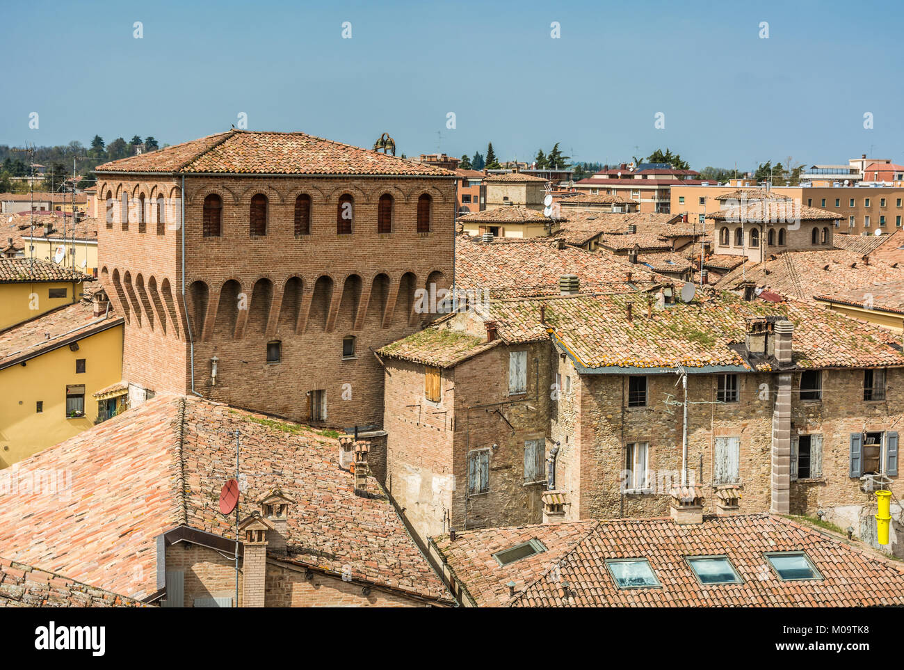 Castelvetro di Modena, Italia. Vista della città. Castelvetro ha un aspetto pittoresco, con un profilo caratterizzato dalla comparsa di torri e Foto Stock