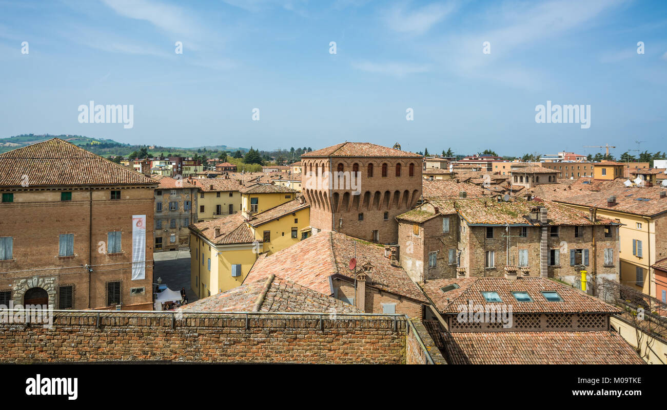 Castelvetro di Modena, Italia. Vista della città. Castelvetro ha un aspetto pittoresco, con un profilo caratterizzato dalla comparsa di torri e Foto Stock