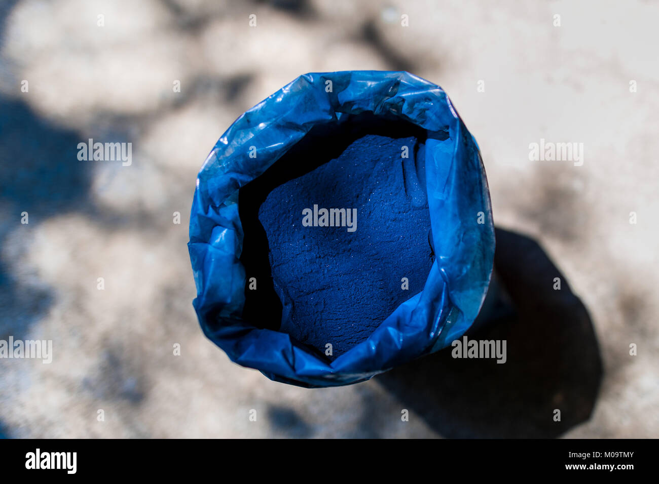Un indaco naturale in polvere, confezionato in un sacchetto di plastica, è visto alla semi-fabbricazione industriale vicino a San Miguel, El Salvador. Foto Stock