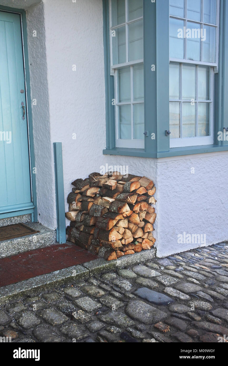 Catasta di legna da ardere fuori dalla porta di casa domestici - Giovanni Gollop Foto Stock