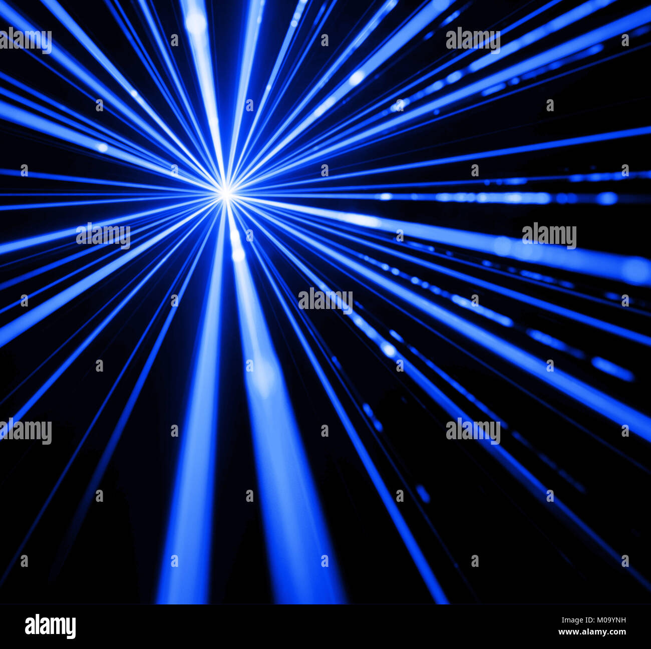 Raggio laser blu effetto di luce su sfondo nero Foto stock - Alamy