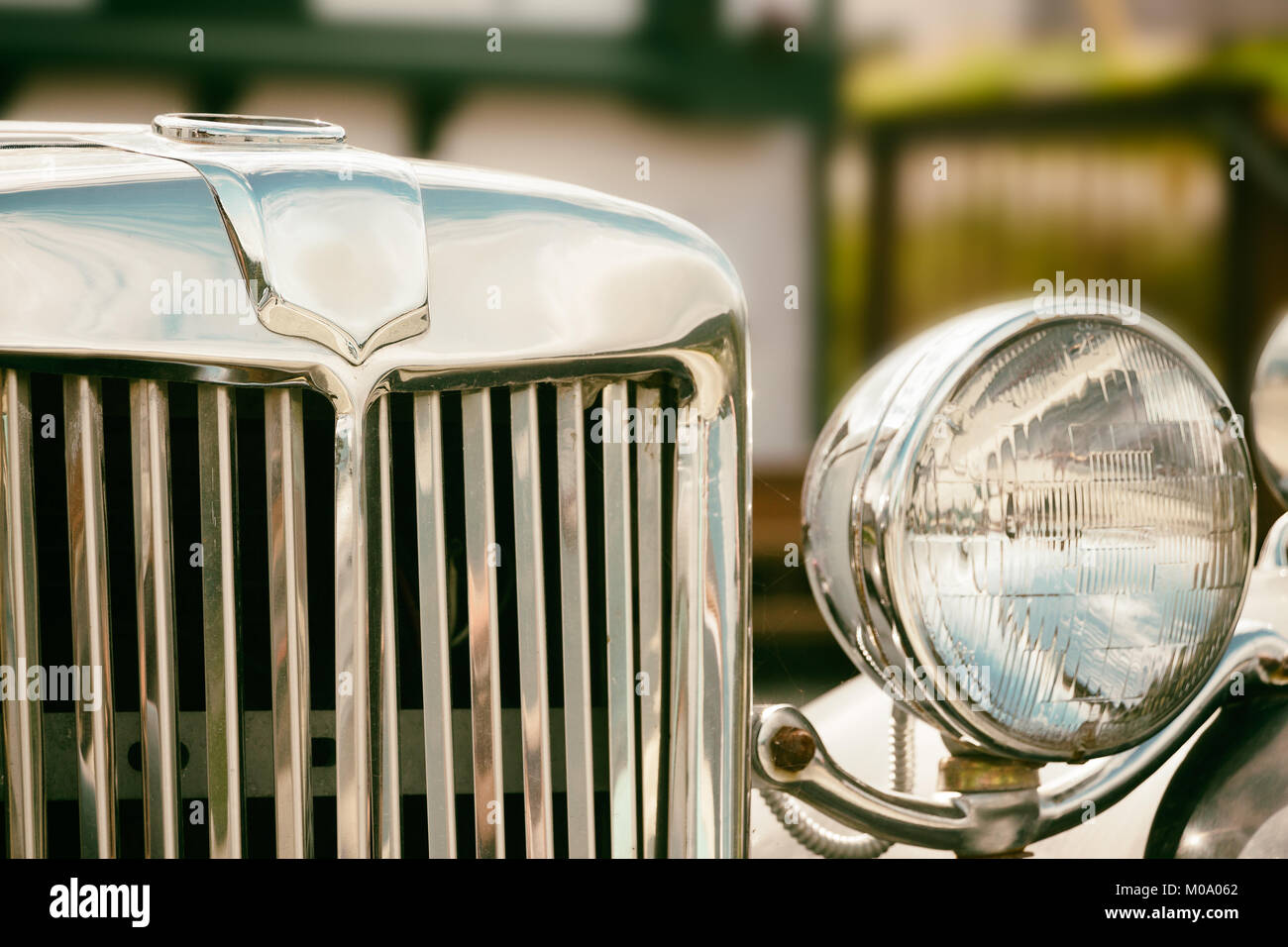 Primo piano della griglia anteriore e le luci di un'auto d'epoca. Foto Stock