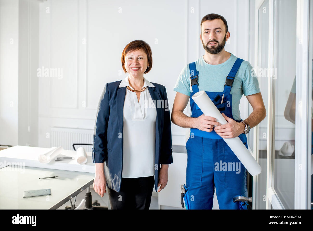 Repairman con architetto senior client o in ufficio Foto Stock