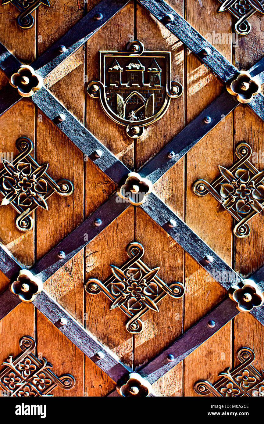 Dettaglio di un medievale portale in legno Foto Stock