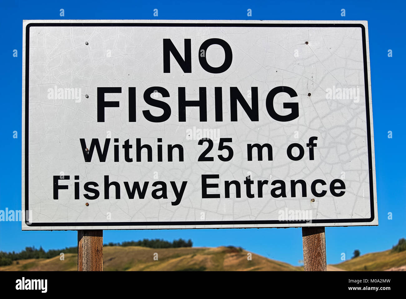 Un divieto di pesca all'interno di 25m di Fishway segno di ingresso Foto Stock