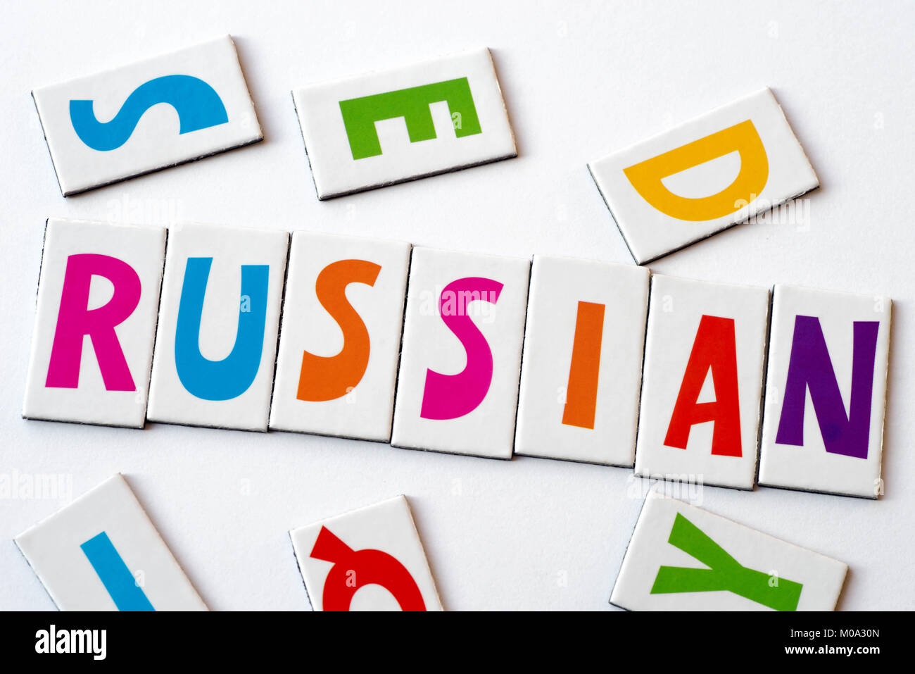 Parola russo fatto di lettere colorate su sfondo bianco Foto Stock