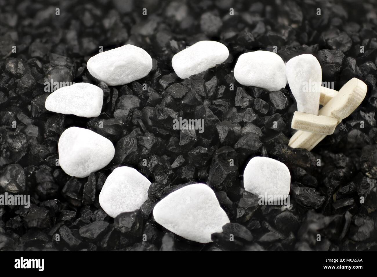 Voce maschile rappresenta un cerchio con ciottoli bianchi Foto Stock
