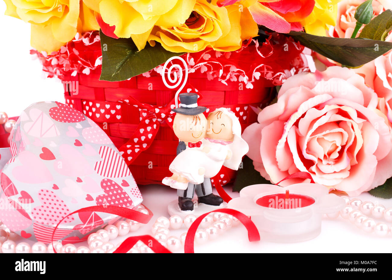 Rose colorate, sposa e il suo fidanzato, candela e confezione regalo chiudere l'immagine. Foto Stock