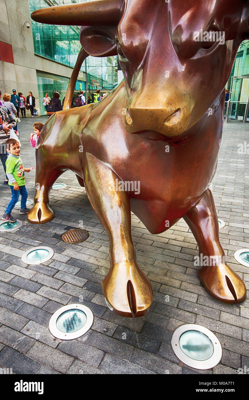 La statua di Bull in Bull Ring, Birmingham, Regno Unito, dall'artista, Laurence Broderick. Foto Stock