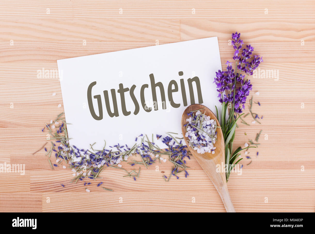 Sale alle erbe aromatiche con rosmarino, lavanda e scheda con testo tedesco: Coupon Foto Stock