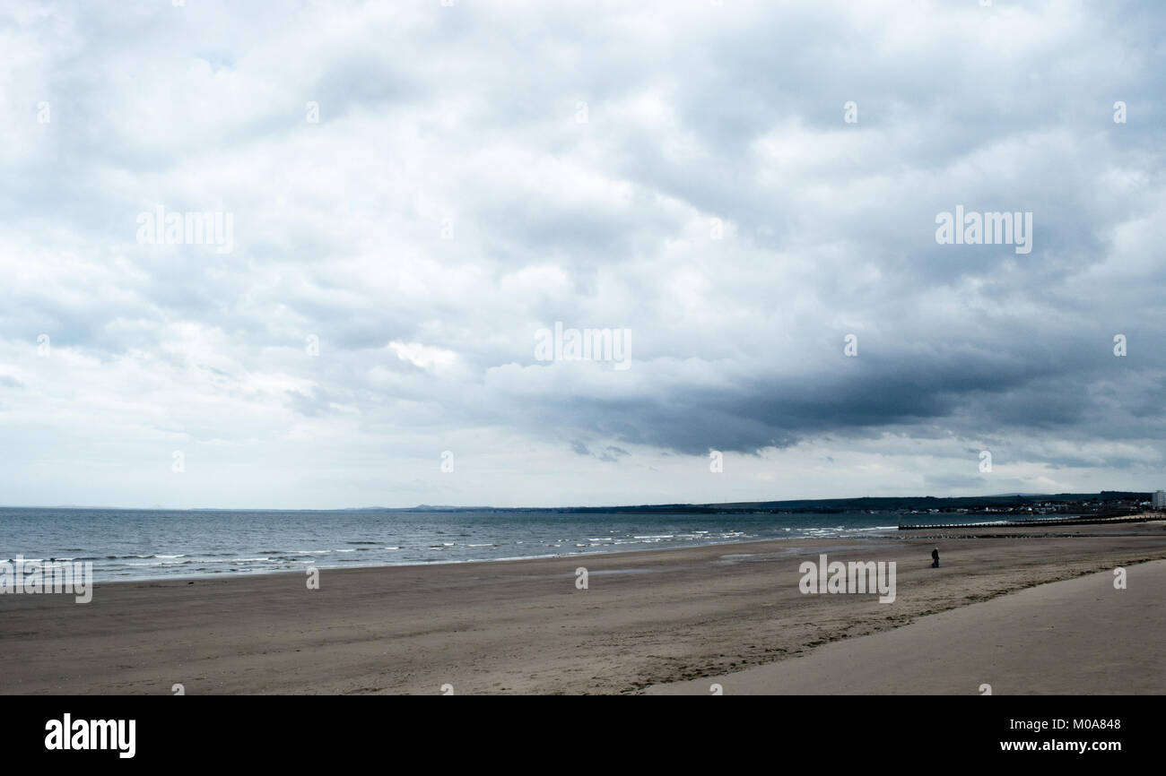 Portobello Beach con nuvole temporalesche in inverno, Scotland Regno Unito Foto Stock