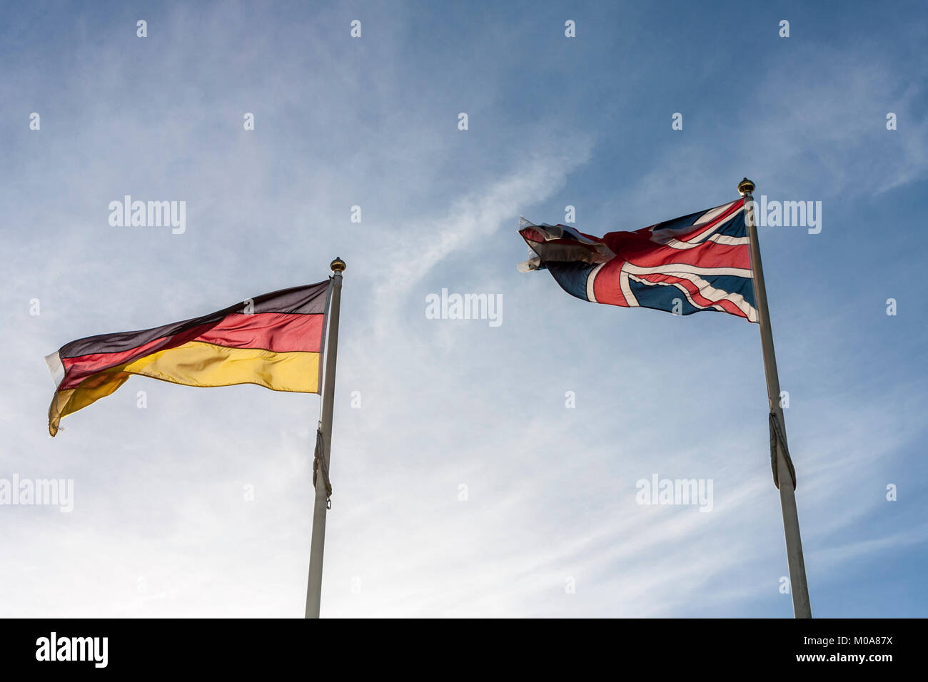 Bandiera tedesca e la bandiera del Regno Unito volare fianco a fianco nel vento Foto Stock