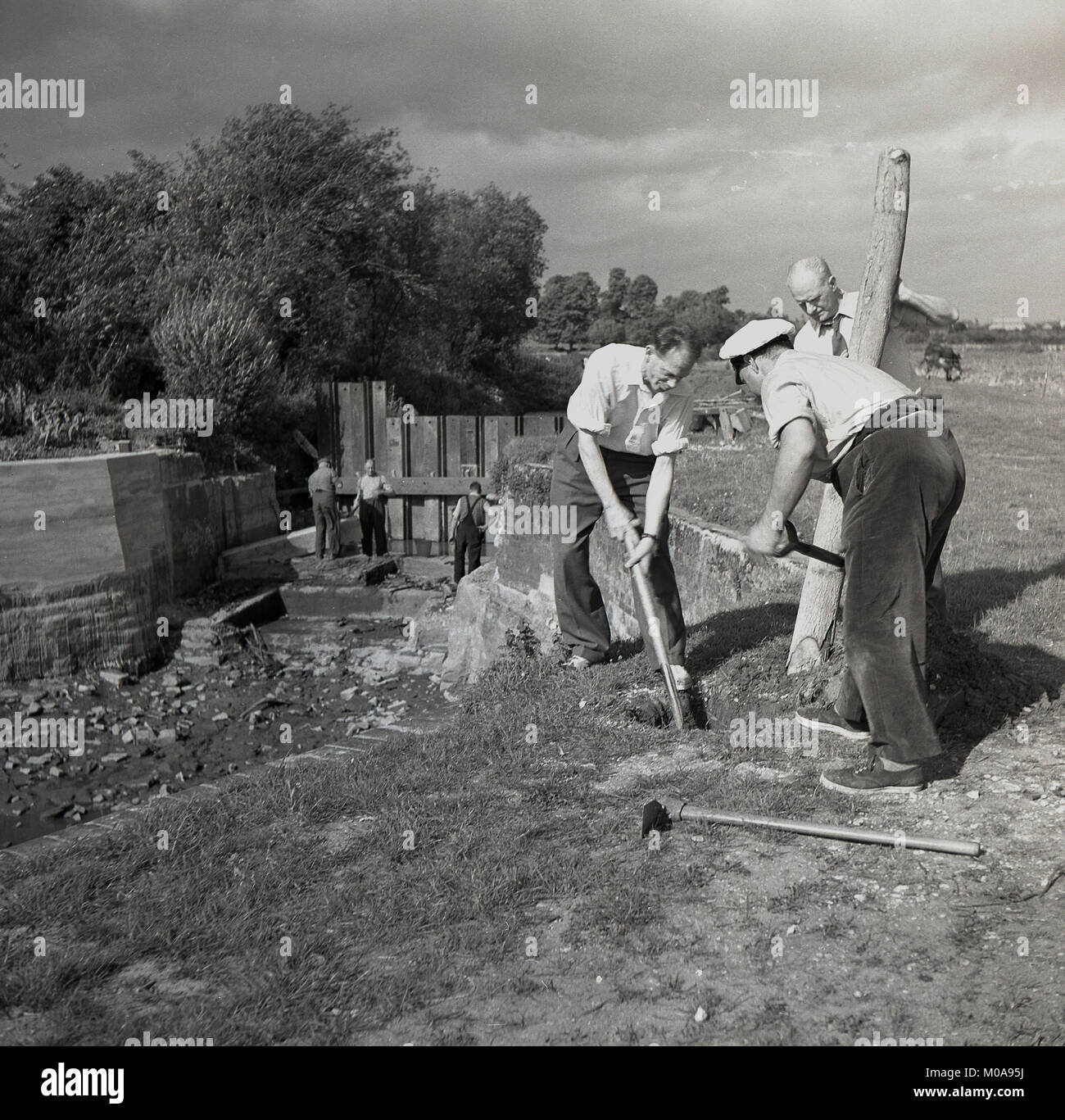 1952, storico, uomini al lavoro su riparazioni e miglioramenti a Bevere Lock e Weir sul fiume Severn, Worcester, Avon, Inghilterra, Regno Unito. Foto Stock