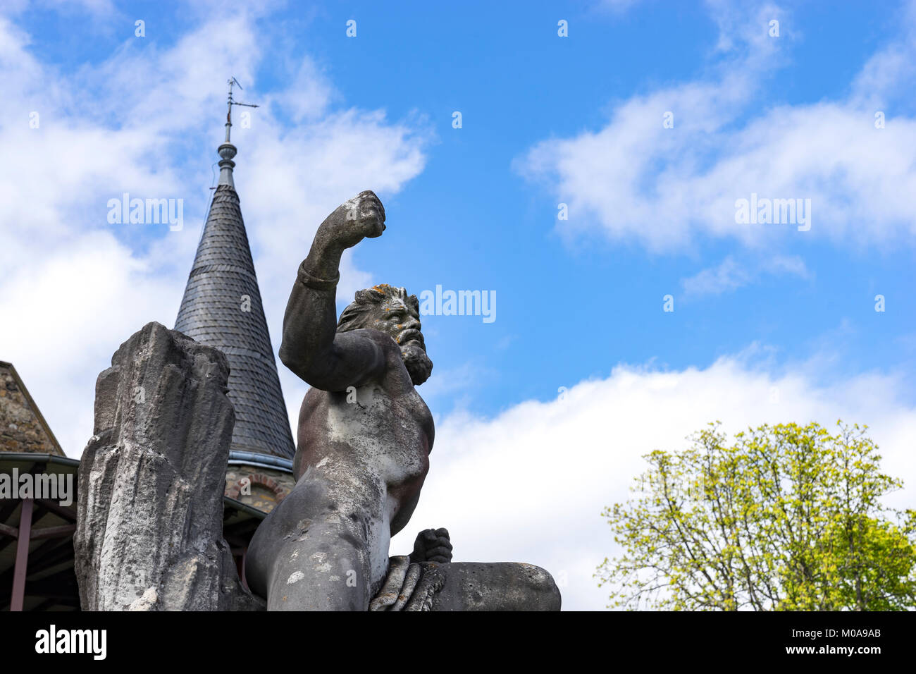 Schloss Dhaun castello in Germania. Statua di Prometeo 1888 dal prof. Robert Cauer il giovane. Robert Cauer il giovane era figlio e allievo di Karl Cauer. Ho Foto Stock