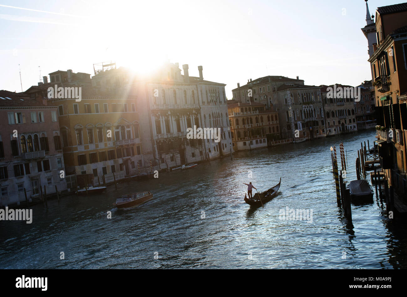 Un uomo righe una gondola lungo il Canal Grande a Venezia, Italia, Maggio 10, 2015. (Foto di asta Lamkey Jr.) Foto Stock