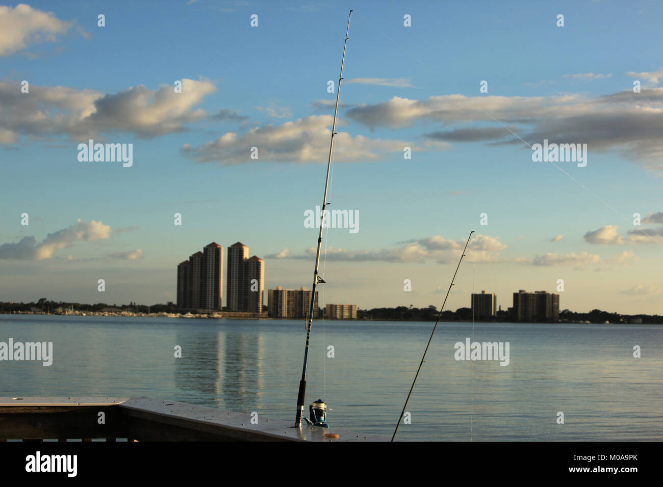 Canne da pesca e Fort Myers, Florida Western Skyline, © Katharine Andriotis Foto Stock