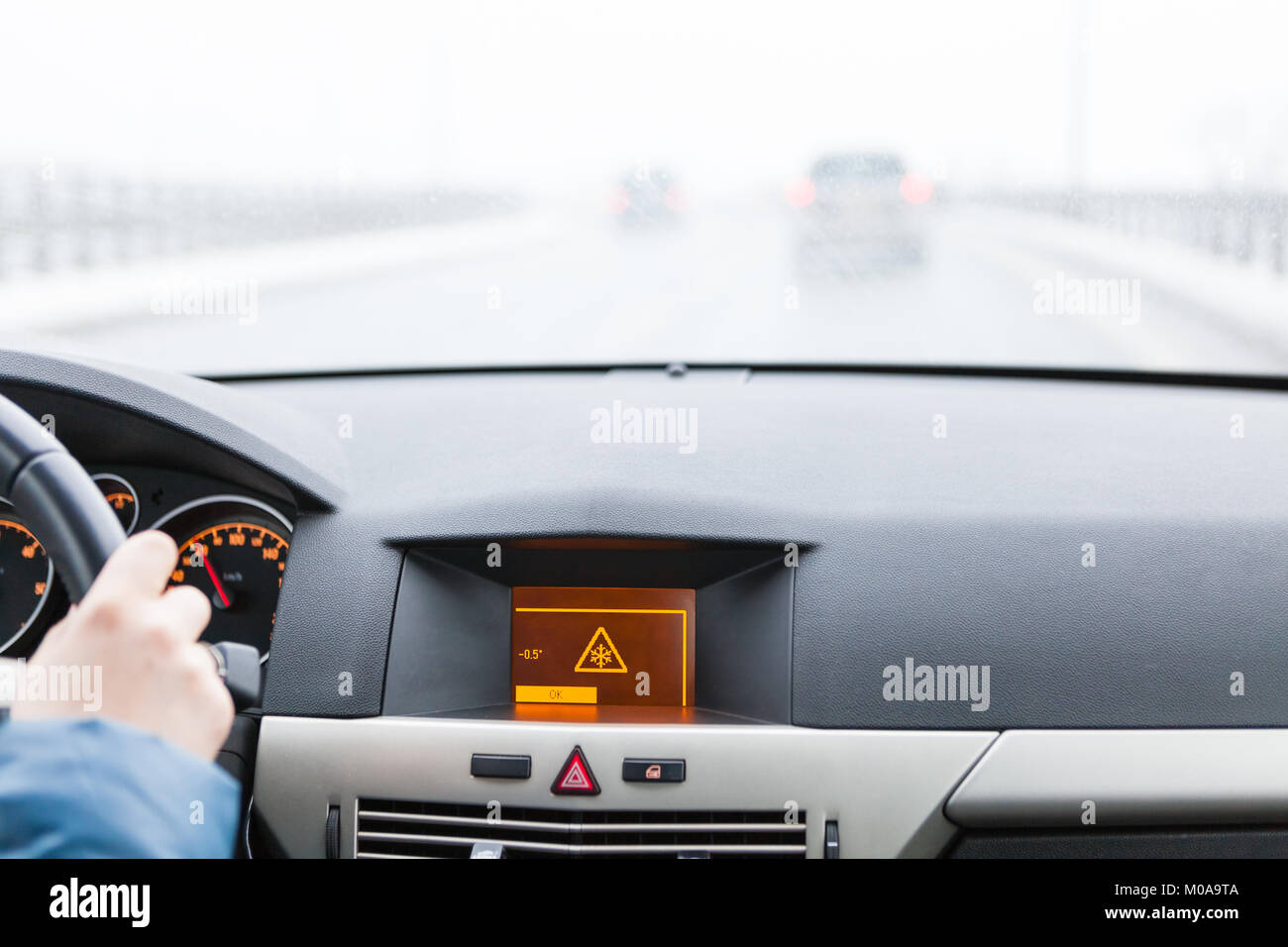 Strada sdrucciolevole avvertenza sul display per auto, auto interno punto di vista Foto Stock