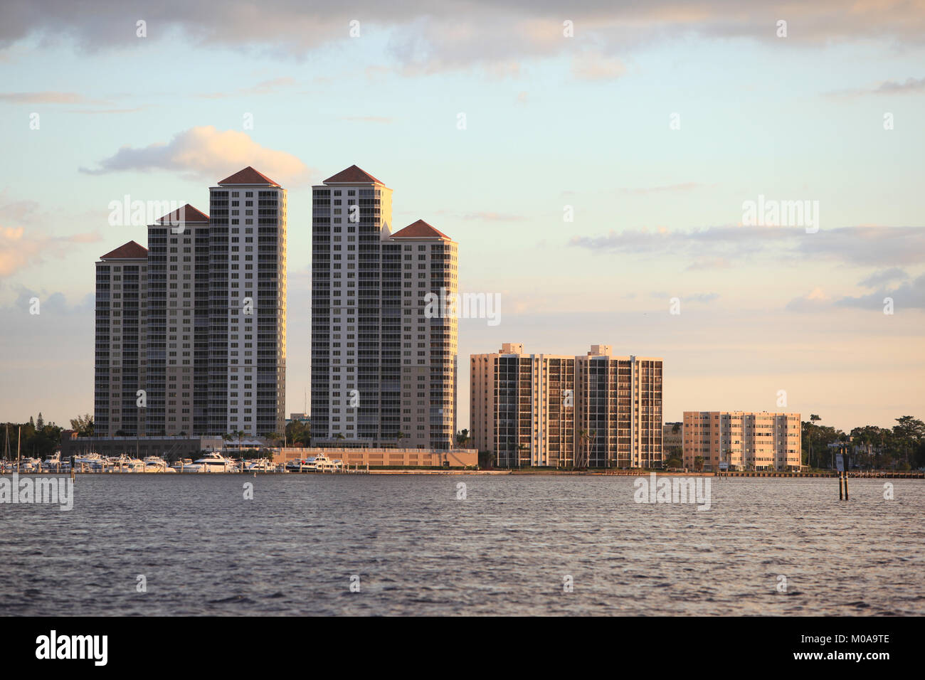 Il punto più alto luogo e varie bordo del fiume edifici lungo il fiume Caloosahatchie in Fort Myers come si vede dal North Fort Myers, © Katharine Andriotis Foto Stock Il punto più alto luogo e varie bordo del fiume edifici lungo il fiume Caloosahatchie in Fort Myers come si vede dal North Fort Myers, © Katharine Andriotis Foto Stock