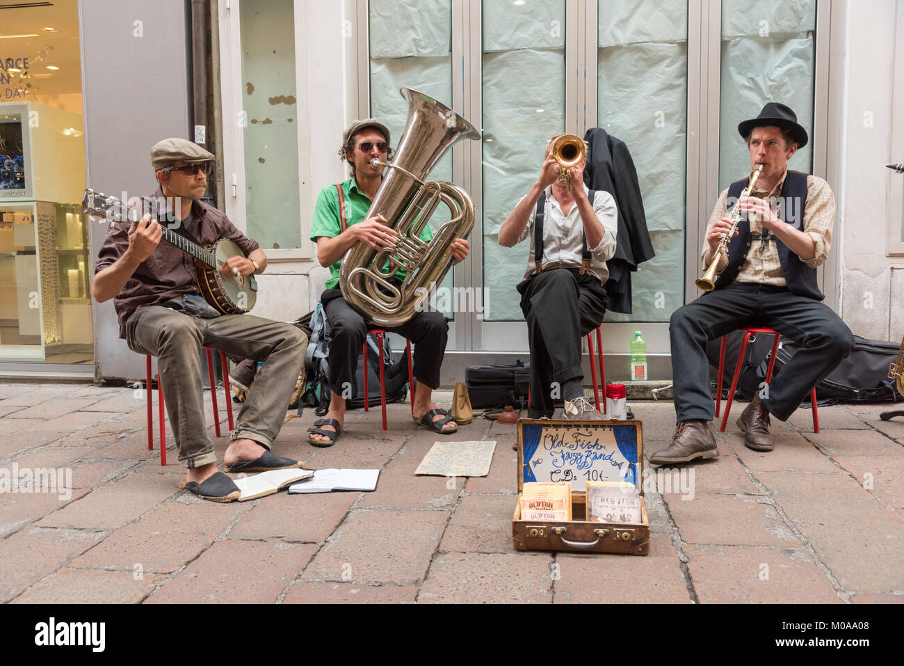 Il pesce vecchio Jazz Band musicista di strada in una strada della città di Bologna Italia Foto Stock