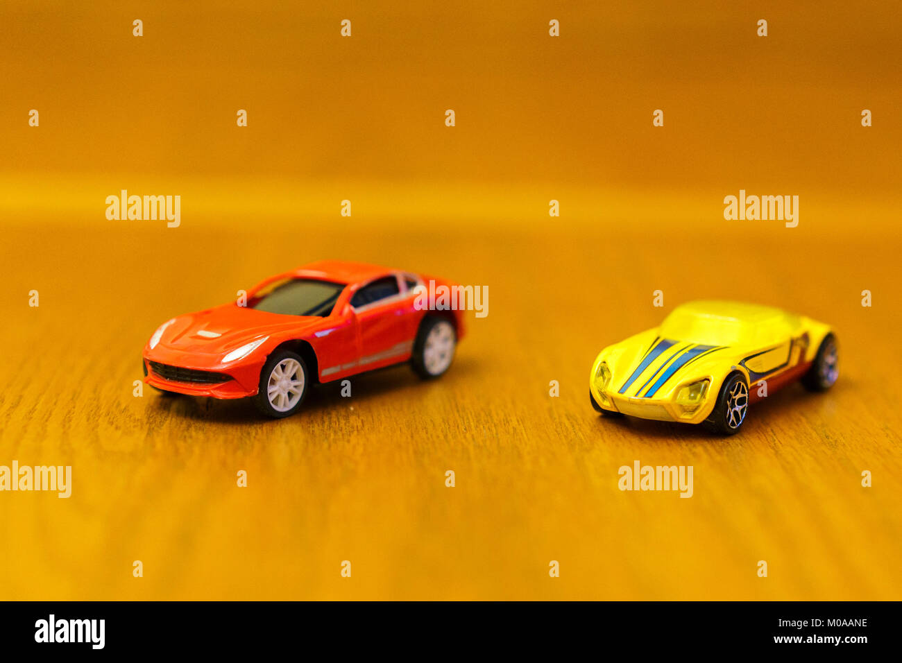 Toy Cars rosso e giallo su uno sfondo di legno Foto Stock