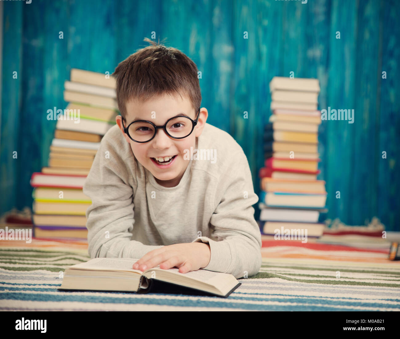 Otto anni bambino la lettura di un libro Foto Stock