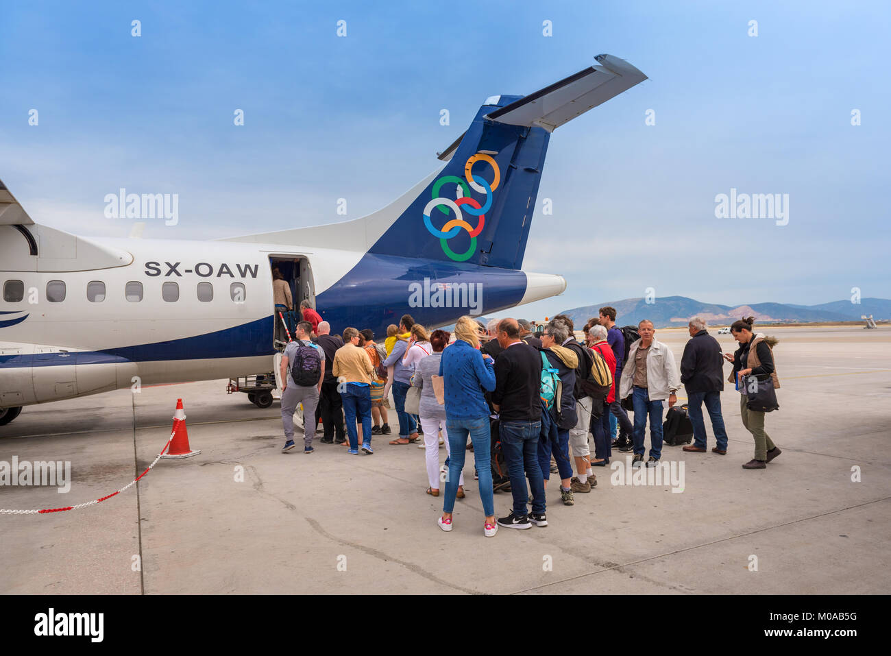 ATHNES, Grecia, 16 Maggio 2017: i passeggeri a bordo del Olympic Air aereo  all'aeroporto di Atene. La Grecia Foto stock - Alamy