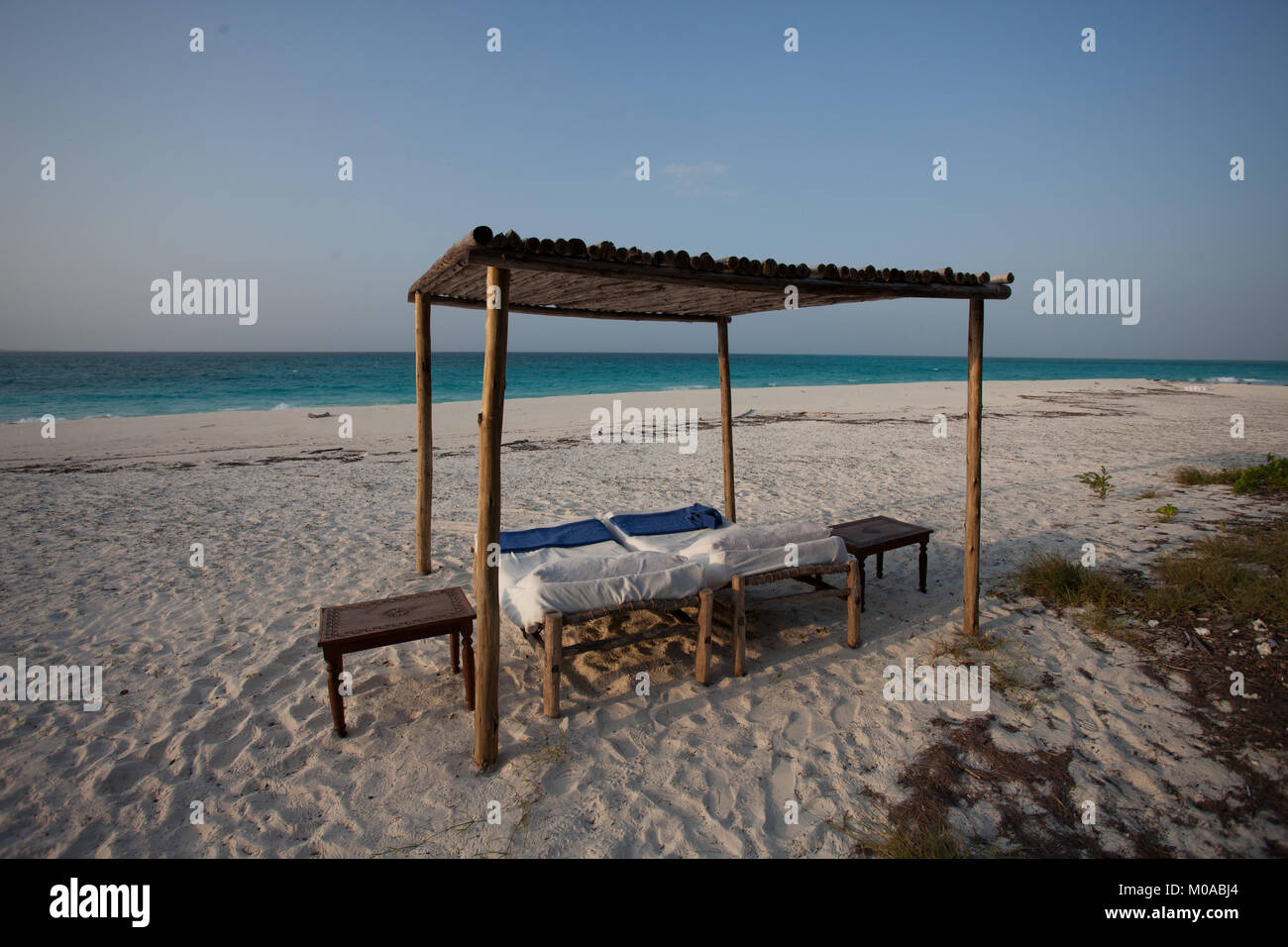Spiaggia di lusso sedie accanto al oceano tropicale Foto Stock