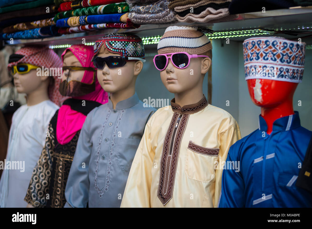 Abbigliamento tradizionale in uno dei negozi locali a Bur Dubai, Emirati Arabi Uniti, Emirati Arabi Uniti Foto Stock